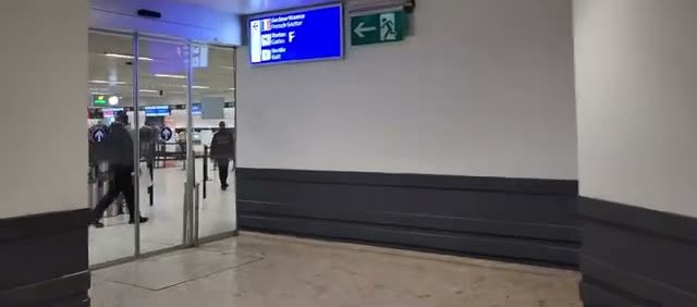 This baggage belt is very close to the French rental counters