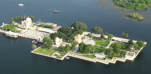 Closer view of Jagmandir’s domed pavilions, gardens, and landing steps