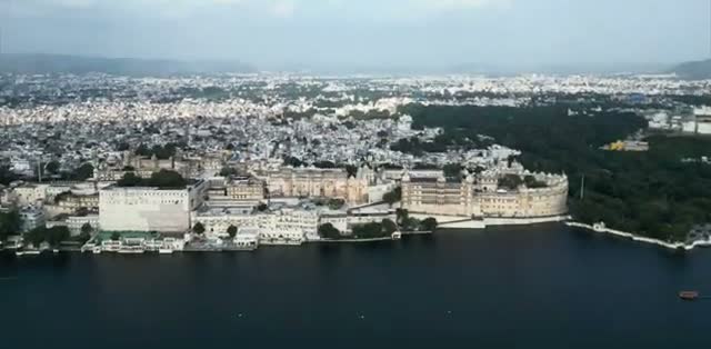 The City Palace facade stretching along the shore of Lake Pichola