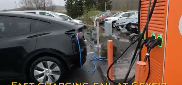 Fast charging fail at Geysir — the Model Y plugged into the ON charger that wouldn’t cooperate